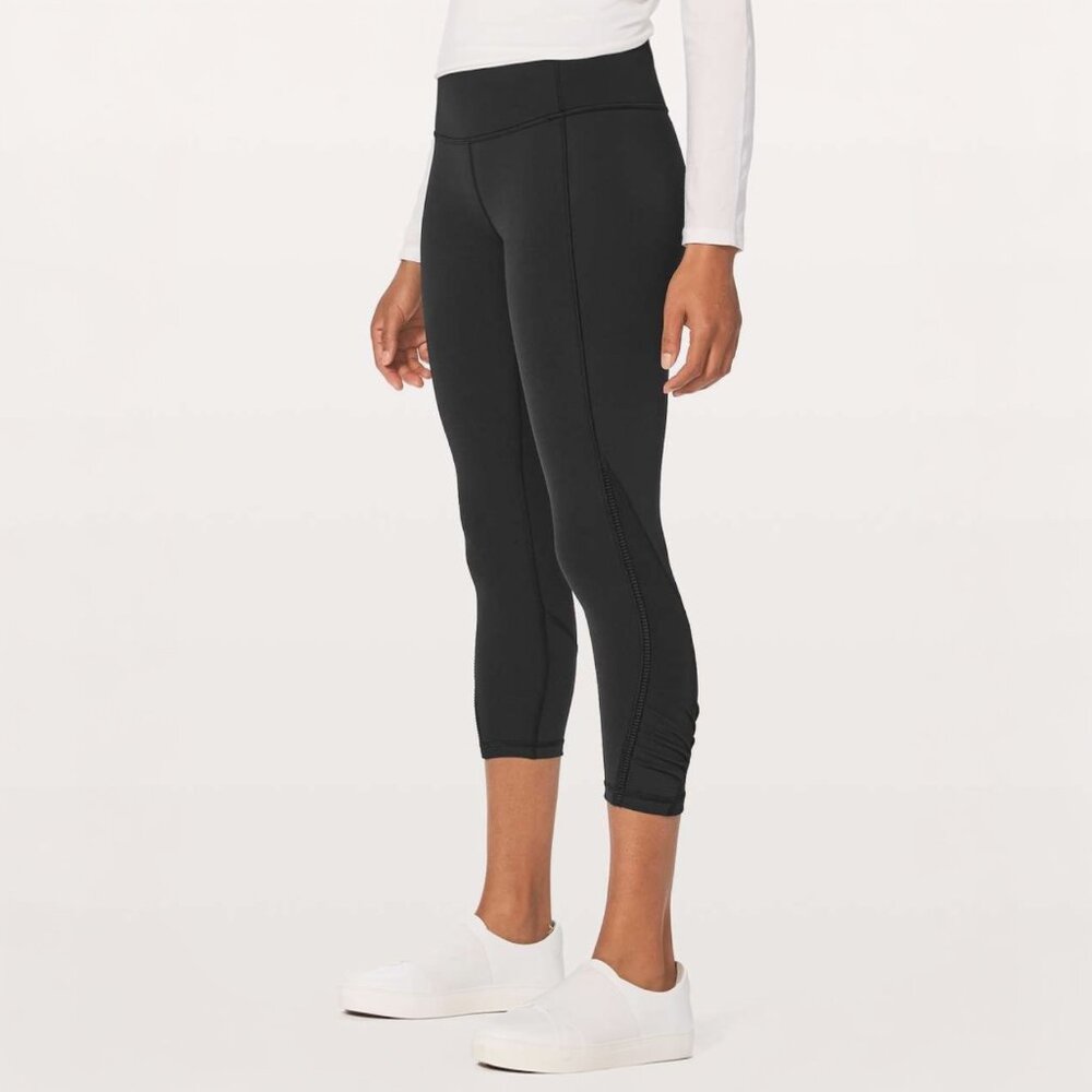 LULULEMON BLACK WUNDER UNDER HI-RISE CROP WITH PLEAT 21"  SIZE 4